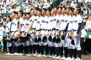 花咲徳栄に勝利し、笑顔で校歌斉唱する新潟産大付の選手たち=8月9日