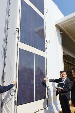 壁面に設置された次世代型太陽電池のカルコパイライト＝２４日、阿賀野市