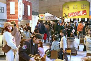 「昭和レトロ街」がテーマの会場で、地域おこし協力隊員が出店したマーケット=3月3日、三条市元町
