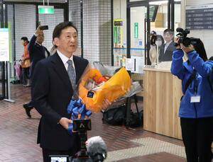 初登庁して花束を受け取り、職員に声をかける小菅淳一市長=10日、上越市役所