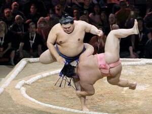 宇良(右)を上手投げで下す大の里=ロンドン(共同)