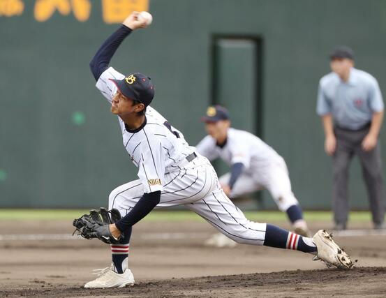 ３回戦・小出－万代。万代の先発・渡邉泰良＝７月１７日、三条市月岡４の三条パール金属スタジアム