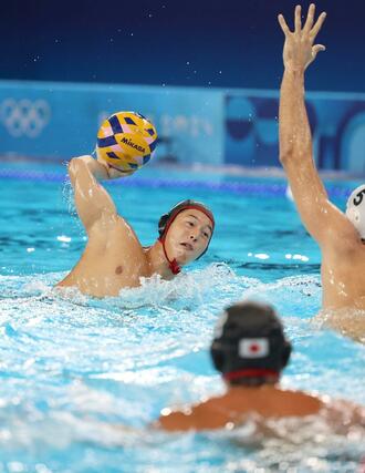 日本－ハンガリー　第３ピリオド　稲場悠介（ブルボンＫＺ）がシュートを決め６－１２＝サンドニ（新潟日報社写真映像部・新井田悠）