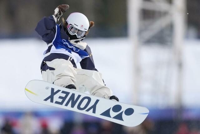 女子ハーフパイプ予選　エアを決める工藤璃星＝リビーニョ（共同）