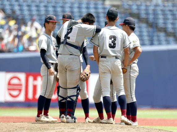 中越-関根学園 ピンチでマウンドに集まる関根学園の選手たち=7月24日、新潟市中央区長潟のハードオフエコスタジアム