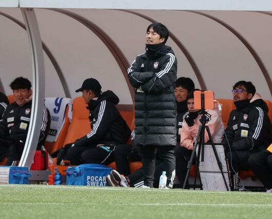 清水-新潟 指示を出す樹森大介監督=アイスタ