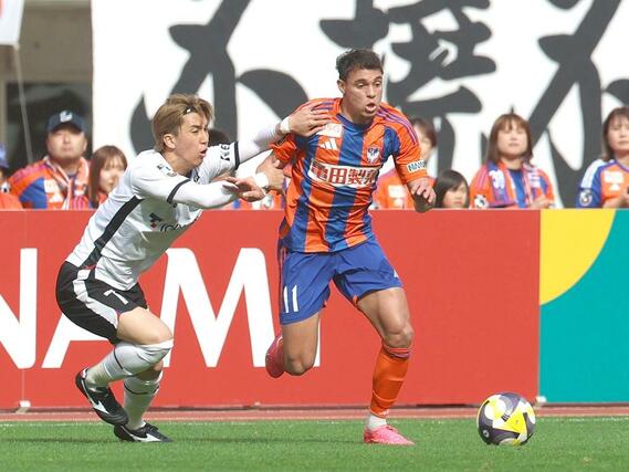新潟-FC東京 後半、攻め込むダニーロ・ゴメス(11)=ビッグスワン