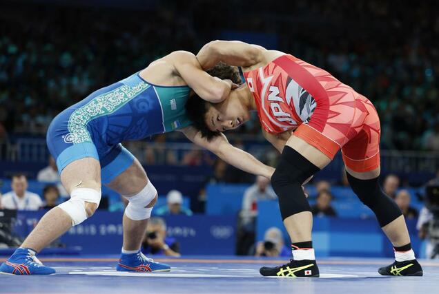 男子フリー７４キロ級決勝　ウズベキスタン選手と対戦する高谷大地＝パリ（共同）