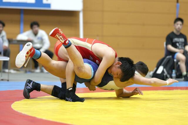 団体戦２回戦　八海－自由ケ丘学園（東京）　相手の背後を取り、回転してポイントを奪う山田亮清（赤・八海）＝新潟市東総合スポーツセンター