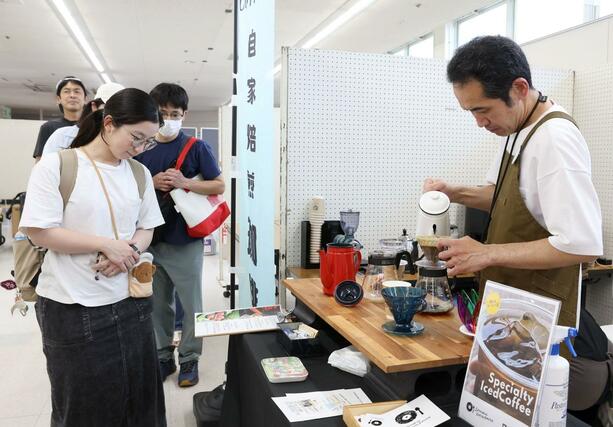 こだわりのコーヒーや菓子を楽しむ「コーヒーとおやつの祭典」=13日、見附市学校町1