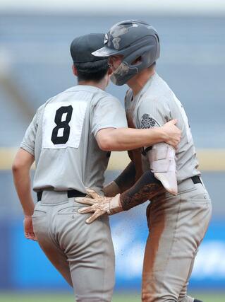新潟産大付－中越　９回中越２死一塁、打ち取られ悔し涙を流す中越主将の樋口優志（右）＝エコスタ