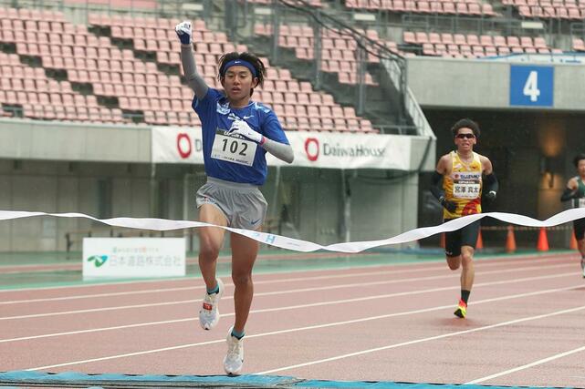 トップでゴールする永本脩（東海大）＝３月１６日、デンカビッグスワンスタジアム
