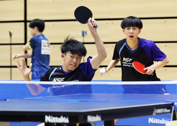 卓球男子団体３回戦　新潟産大付－愛工大名電　ダブルスを戦う新潟産大付の吉田蒼（左）、山岸駿＝８月１日、山口県下関市のＪ：ＣＯＭアリーナ下関