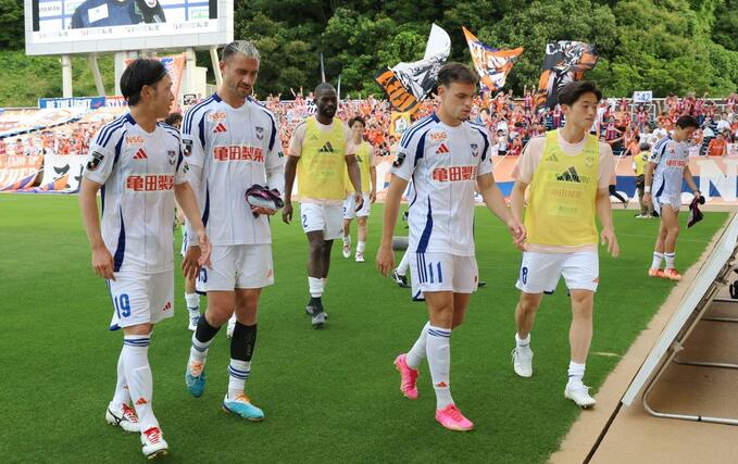 福岡－新潟　福岡に２－３で敗れ、引き上げる新潟の選手たち＝６月２１日、福岡市のベスト電器スタジアム