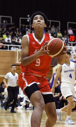 バスケ・少年男子　埼玉県選抜との２回戦でチーム最多得点を挙げたホーキンス然コルテッツ＝１０月１１日、佐賀県唐津市の唐津文化体育館