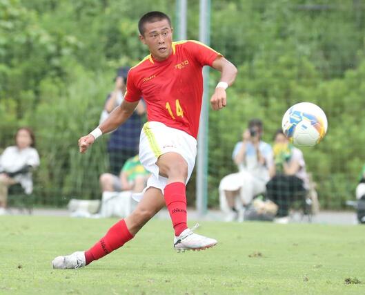 男子１回戦　柳ケ浦－帝京長岡　後半１１分、帝京長岡のＦＷ安野匠がシュートを決め、１－０＝福島県Ｊヴィレッジ