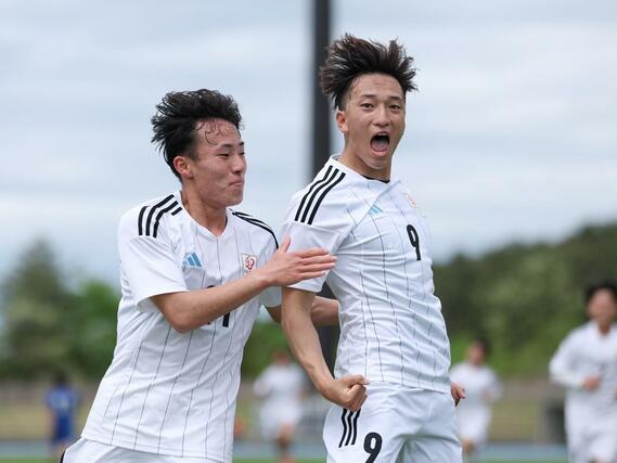 前半、新潟医福大のＦＷ吉田晃盛（右・９）がシュートを決め、１－０＝新発田市五十公野運動公園陸上競技場