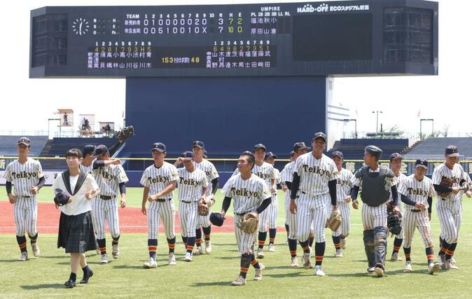 帝京長岡－新発田南　７－３で新発田南に勝利した帝京長岡ナイン＝エコスタ