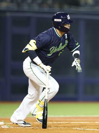 オイシックス－ヤクルト　４回ヤクルト、先頭打者で右安打を放つヤクルトの村上宗隆