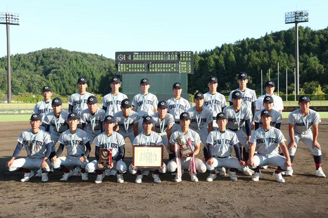 今夏の甲子園を経験した選手を中心に、初の選抜大会出場を狙う中越（新潟２位）＝９月２４日、三条市月岡４の三条パール金属スタジアム