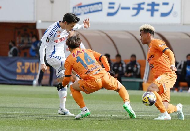 清水-新潟 退場者が出た後、ボランチなどに回ったMF長谷川元希(左)=アイスタ(写真映像部・大橋奎介)