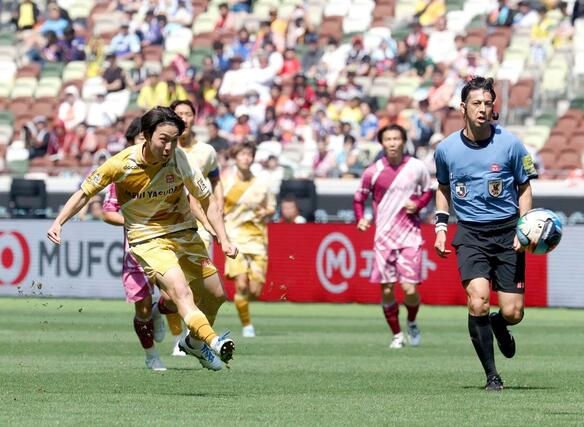 Ｊ２・Ｊ３西Ａ組－Ｊ２・Ｊ３西Ｂ組　強烈なシュートで会場を沸かせた奥村仁＝ＭＵＦＧ国立