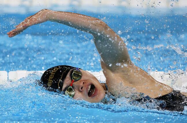 混合４００メートルリレー（視覚障害）決勝　力泳する第３泳者の石浦智美＝パリ郊外（共同）