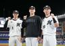 オリックスに勝利し、ポーズをとるロッテの（左から）藤原、田中晴也、高部＝ＺＯＺＯマリン