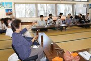 胎内市桃崎浜のハマナス再生へ、暮らしとの関わり調査　新潟食農大の講師と学生が住民に聞き取り