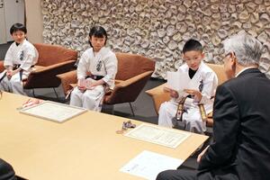 空手の全国大会やワールドカップでの活躍を報告する３人＝アオーレ長岡