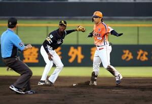 新潟３回２死一・二塁、高山が適時打を放つ。新潟１－４ソフトバンク。送球間に二塁へ進塁する＝６月１１日、三条パール金属スタジアム