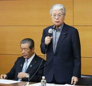 会合で発言する自民党の野村哲郎元農相。左は森山裕前幹事長=11日午後、鹿児島市