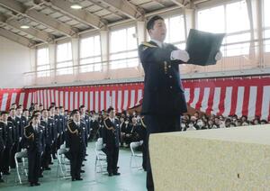 新人警察官らが県民の暮らしを守ると誓った県警察学校の入校式=10日、新潟市西区