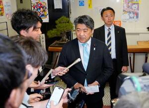 記者団の取材に応じる自民党の木原選対委員長=23日未明、東京・永田町の党本部