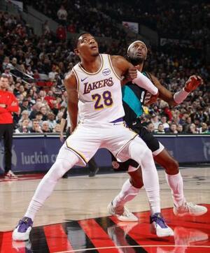 　トレイルブレーザーズ戦で競り合うレーカーズの八村（手前）＝ポートランド（ＮＢＡＥ・ゲッティ＝共同）