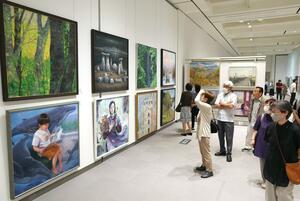 6月19日に始まった新潟県展長岡展。入賞作品の鑑賞に大勢の来場者が訪れた=長岡市の県立近代美術館