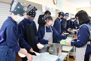 役割分担に沿って協力しながら給食を配膳する濁川中の3年生=新潟市北区新崎