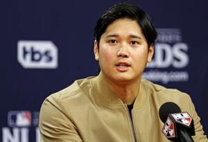 試合後、記者会見するドジャース・大谷=フィラデルフィア(共同)