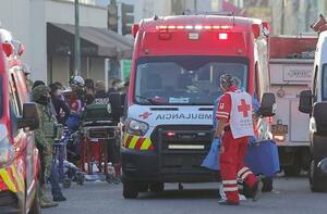 火災現場で活動に当たる救急隊員ら=1日、メキシコ北西部エルモシジョ(ロイター=共同)