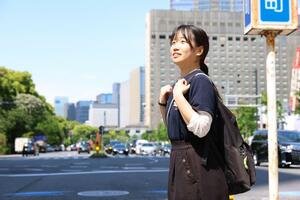 「首都圏は地方と比べ、教育や就業の機会に恵まれていると感じる」という富井優花さん。卒業後は大学院への進学を希望している=5月、都内