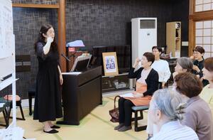 まちゼミで開かれた音楽講座=上越市吉川区