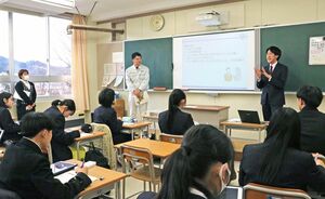 地元企業などで働く若手社会人が、入社動機や仕事内容などを語った「キャリア講座」=加茂市神明町2