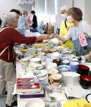 「新潟いのちの電話」の活動を支援しようと、多くの人が訪れたチャリティーバザー=10月6日、新潟市中央区八千代1