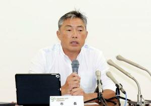 記者会見する千葉県木更津市の渡辺芳邦市長=26日午前、木更津市役所