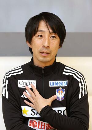 目指すサッカー像について語る樹森大介監督