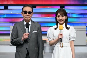 (左から)タモリ、鈴木新彩アナウンサー(C)テレビ朝日
