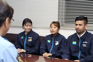 感謝状を受け取った(右から)カトリ・カルナ・バハドウールさん、アレ・マガル・イシャラさんら=新潟署