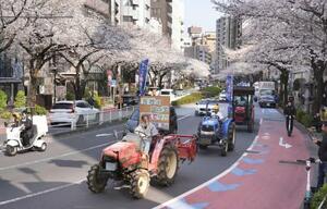 　「令和の百姓一揆」と銘打ち、トラクターに乗ってデモ行進する参加者＝２０２５年３月、東京都渋谷区