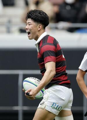 早大－帝京大　前半、トライを決め喜ぶ早大・矢崎＝ＭＵＦＧ国立