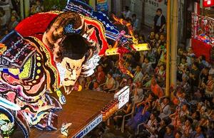勇壮な武者灯籠が夜空に輝く「青森ねぶた祭」が始まり、青森市中心部を進むねぶた=2日夕
